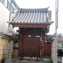 小ぶりの山門です