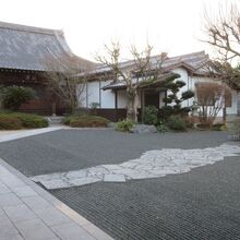 落ち着く境内です