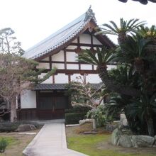 柵越しに見えたお庭です