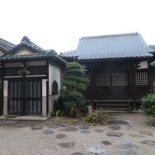 横の駐車場から入れます