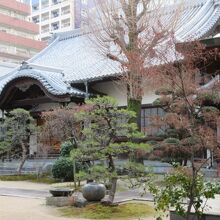 東林寺通りにあります