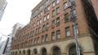 ロマネスク様式のオフィスビル