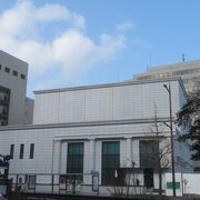 福岡郵便局に隣接しています