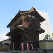 民家のような山門です