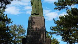 龍馬の背中越しに太平洋と日本の先を見る