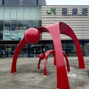 駅前の赤いモニュメントは、「Oyako（親子）」だそうです