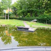 美術館は公園内に有り、建物周辺は市民の憩いの場です。