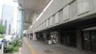 高架下には飲食店が並んでいます