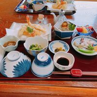 夕食です。これ以外に焼き魚や煮物などたくさん出てきました。