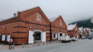 全国各地によくある赤レンガ倉庫の一つで、内部には多くのショップやお土産物屋さんが並んでいました