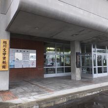 隣の建物に文学資料館が。