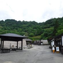 休憩所やお土産屋さん見学施設があります。