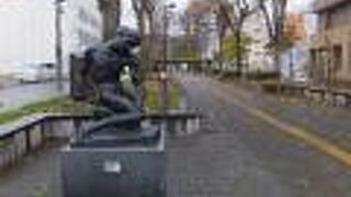 ７条緑道の真ん中。国道との交点に。