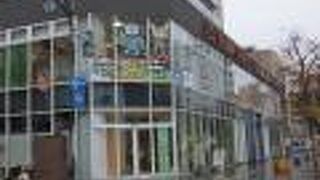 買い物公園沿いの建物の２階。１階はホールです。