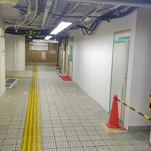 動物園前駅構内