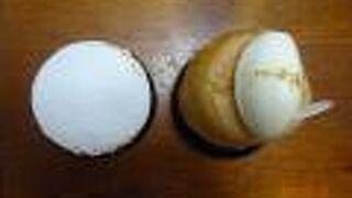 ガラス張りの明るいお店が印象的