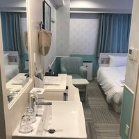 洗面台とベッド