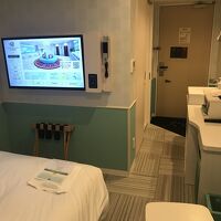 テーブルと洗面台と部屋の位置