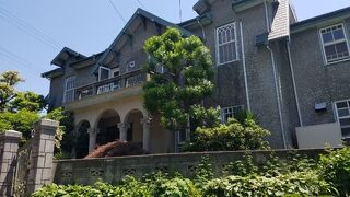 小さな三角屋根はどことなく和風にも