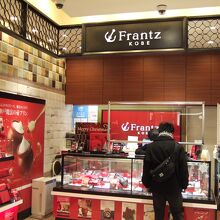 小さいお店ですが種類豊富なお菓子が並びます