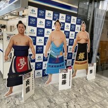 ロビーには遠藤などご当地力士が出迎えてくれます。