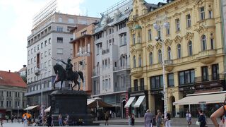 国民的英雄の像