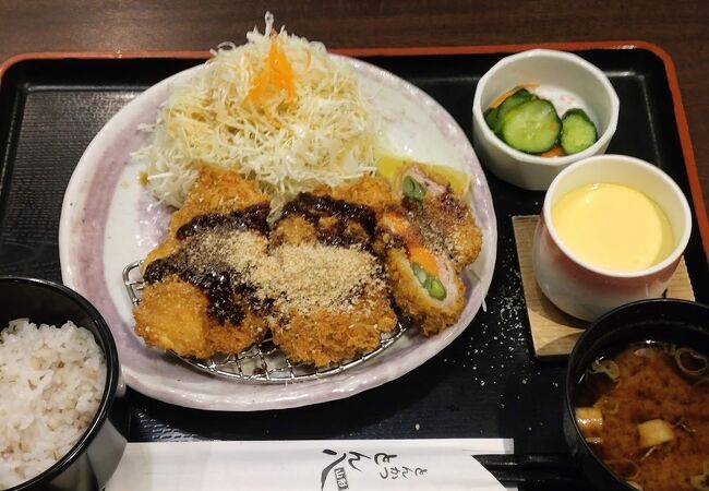 ご飯も味噌汁もキャベツもお替わり無料