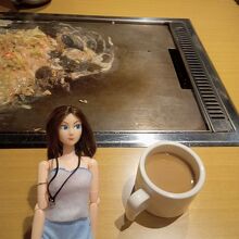 明太もち入りもんじゃ焼き。コーヒーのタイムサービスあり