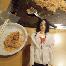 明太もち入りもんじゃ焼き。取り分けたところ