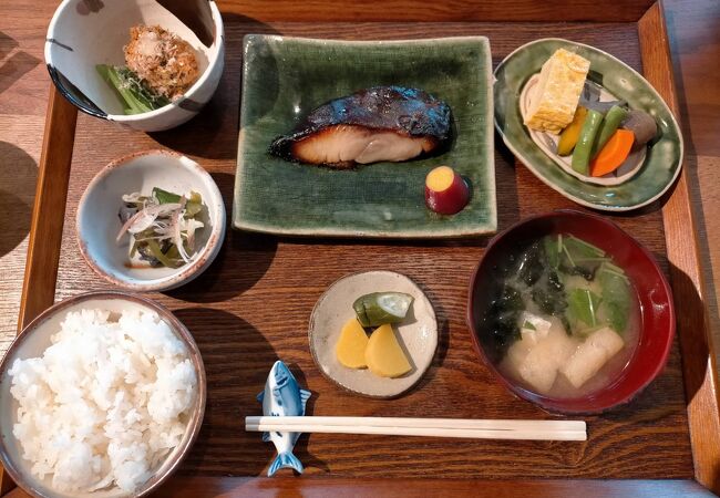 粕漬けの魚や肉が食べられる食堂