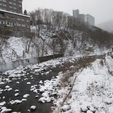 豊平川沿いに建つホテル