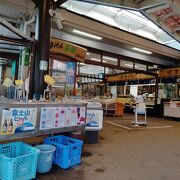 忍野八海の中心部にある広い駐車場のある土産物店