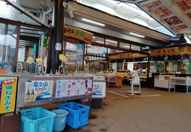 忍野八海の中心部にある広い駐車場のある土産物店