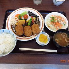 私の食べた「三ケ日牛のコロッケ定食」＝1100円