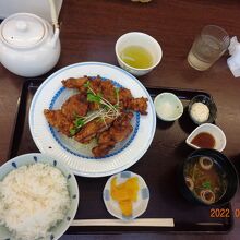 女房殿の食べた「鶏のから揚げ定食」＝930円