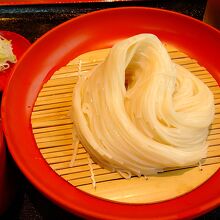 くるりと巻かれた稲庭うどん
