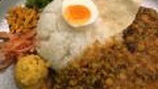 本格インドカレー！平日の昼時は行列必至