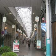 櫛田神社の傍にあるアーケード商店街です