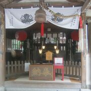 櫛田神社の境内社ですが、社前の夫婦銀杏が素晴らしいです