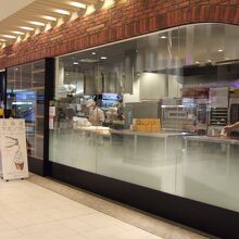 店内では次々とカステラを焼いています