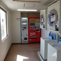 突き当り右にも機械あり。台数は多め。