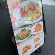 パスタ、ホットサンドのフードもあり