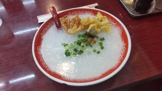 中華街の人気店で朝粥