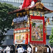 地下鉄烏丸線と東西線の乗り換え駅