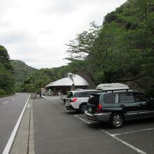 県道沿いで交通量は少なめ