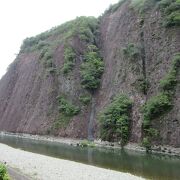 高さ150m、長さ800mにも及ぶ日本最大の「岩」