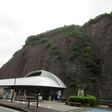 日本最大の岩「一枚岩」が目の前
