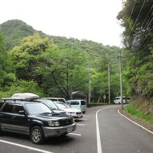 ダム左岸に駐車場有り