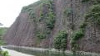 高さ150m、長さ800mにも及ぶ日本最大の「岩」