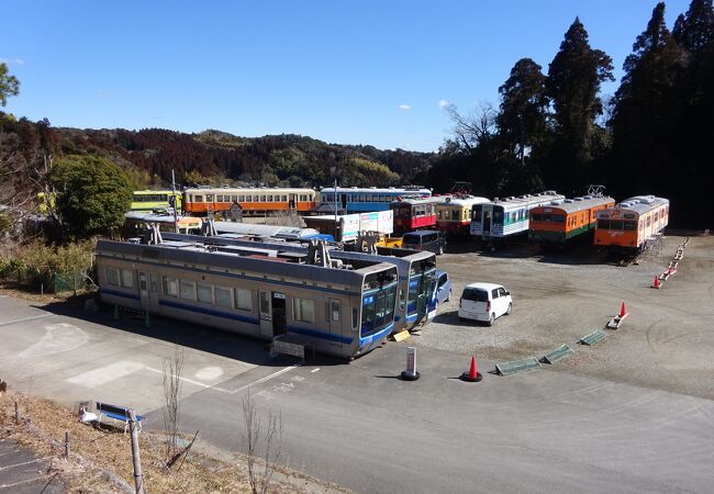 丘の中腹に、なつかしい車両がたくさん